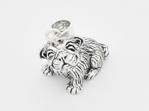 Hund Mops aus Sterling Silber als Anhänger, niedlich gestaltet, ideal für Tierliebhaber. Hersteller Juwelier Harnisch, perfekte Ergänzung für Schmuckkollektionen.