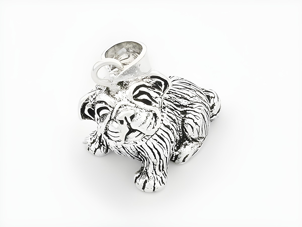 Hund Mops aus Sterling Silber als Anhänger, niedlich gestaltet, ideal für Tierliebhaber. Hersteller Juwelier Harnisch, perfekte Ergänzung für Schmuckkollektionen.