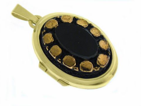 Medaillon mit Cabochon in Gold 585, umgeben von einem dekorativen Rand aus dunkel gefärbtem Material und goldenen Elementen, Hersteller Juwelier Harnisch.
