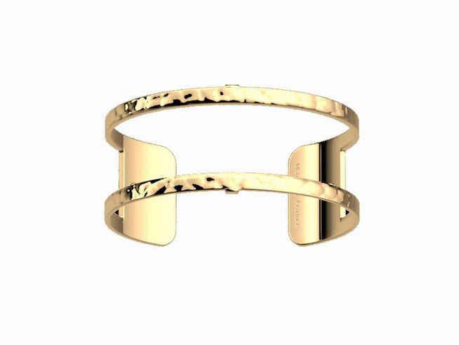 Der Armreif von Les Georgettes in Gold mit gehämmertem Finish hat eine Breite von 25 mm und ein elegantes Design, ideal für jeden Anlass.