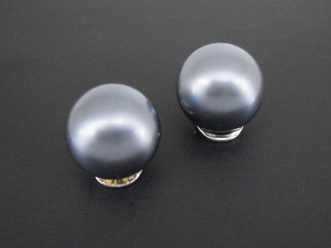Ohrclip in blau zeitlos mit silberfarbenen Elementen und synthetischer Zuchtperle, Hersteller Juwelier Harnisch, elegantes Accessoire für jeden Anlass.