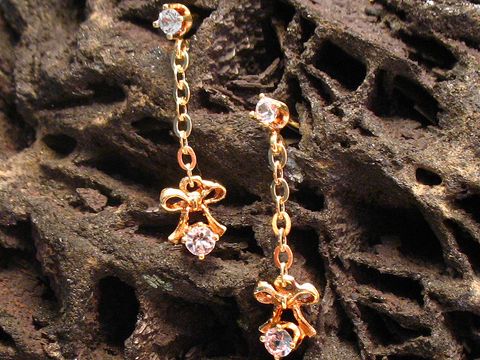 Verspielte Gold 585 Ohrhänger mit Zirkonia, gefertigt vom Juwelier Harnisch, elegant gestaltet mit einem Stein und einer hübschen Schleifenform. Ideal für festliche Anlässe.