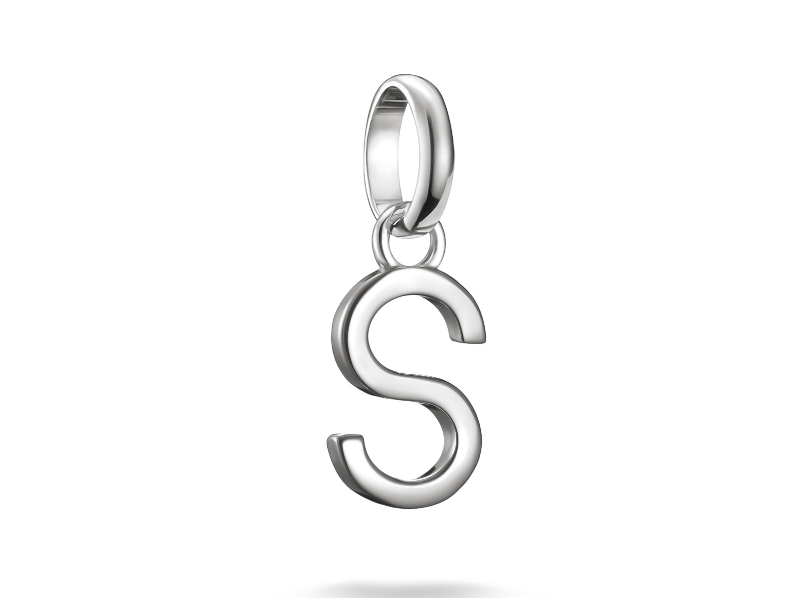 Charm mit Buchstaben S aus Silber von Thomas Sabo, Teil der Charm Club CONNECT Kollektion, mit einer Öse zum Anbringen an Armbändern oder Ketten.
