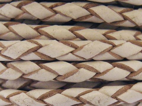 Lederband geflochten in Weiß mit einer Länge von 80 cm und 3 mm Durchmesser, ausgestattet mit einem Silber Karabiner, Hersteller: Juwelier Harnisch.