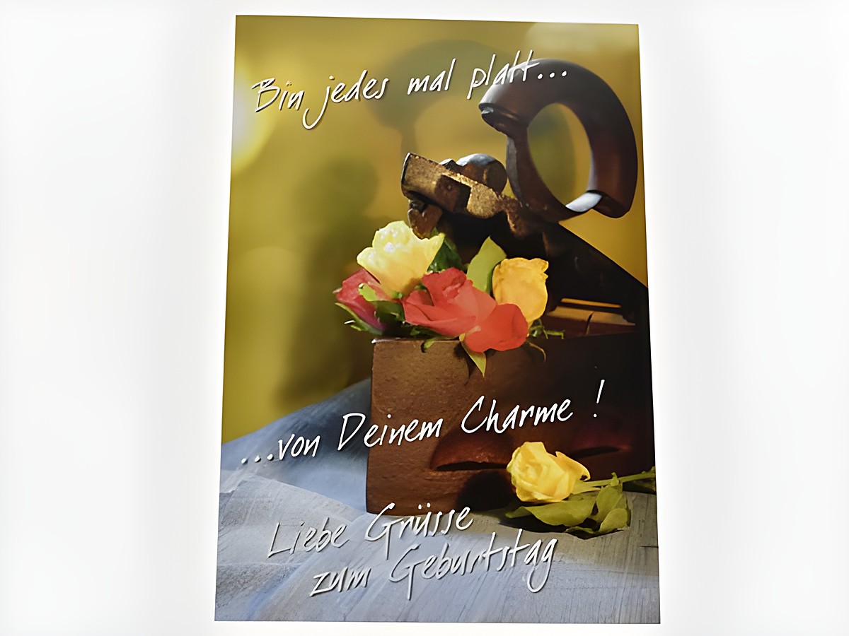 Geburtstagskarte mit gelben und roten Rosen auf einer Holzfläche, unterstützt von einer stilvollen Dekoration. Hersteller Juwelier Harnisch, ideale Grüße zum Geburtstag.