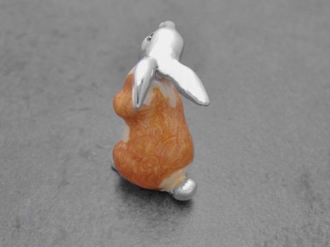 Hase in Silber, stehend, mit Emaille in hellbraun und braun, 30 mm, hergestellt von Juwelier Harnisch, Echtsilber Figur.