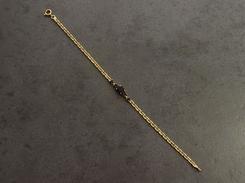 Strass Armband in Granatrott mit goldfarbener Kette, niedliches Design, Länge 19,5 cm, Hersteller Juwelier Harnisch, perfekt als stilvolles Accessoire.
