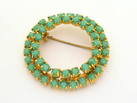 Damen Brosche rund in türkis und gefasst, hergestellt von Juwelier Harnisch, sorgt für einen stilvollen Look und ist neu. Ideal für jeden Anlass und rundet Ihr Outfit perfekt ab.