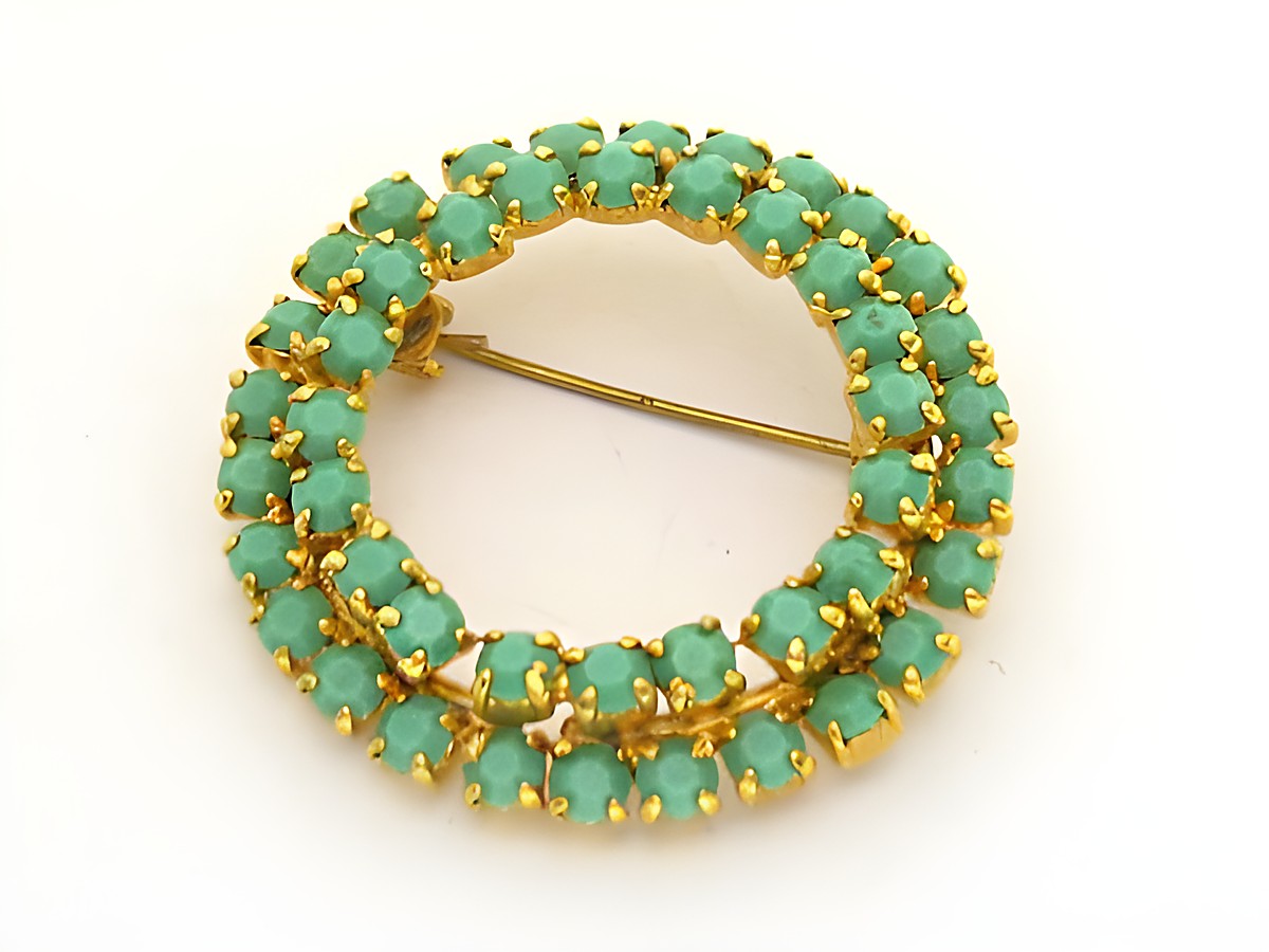 Damen Brosche rund in türkis und gefasst, hergestellt von Juwelier Harnisch, sorgt für einen stilvollen Look und ist neu. Ideal für jeden Anlass und rundet Ihr Outfit perfekt ab.