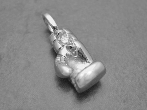 Boxhandschuh Anhänger aus Weißgold 585 in Handarbeit hergestellt. Der Anhänger ist mit einem Brillant verziert und zeigt die Detailtreue eines Boxhandschuhs. Hersteller: Juwelier Harnisch.