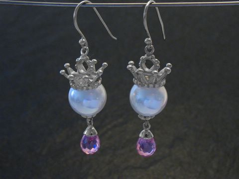 32511-0 Königliche Ohrringe aus Silber mit Perle und rosa Krone, Ohrhänger mit Stein von Juwelier Harnisch, elegantes Schmuckstück für jeden Anlass.