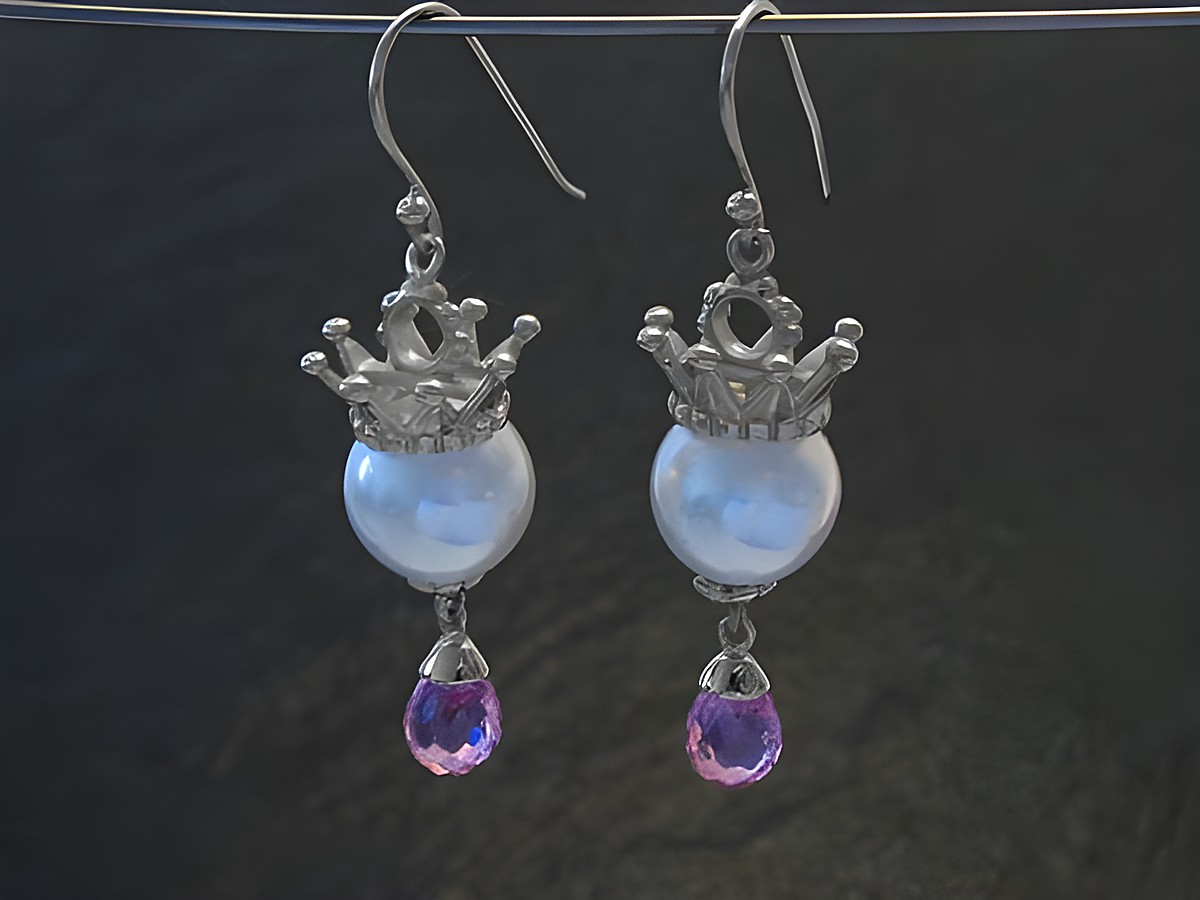 Königliche Ohrringe aus Silber mit Perle und rosa Krone, Ohrhänger mit Stein von Juwelier Harnisch, elegantes Schmuckstück für jeden Anlass.