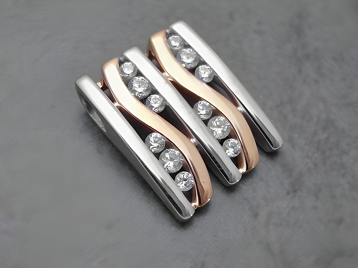 Designerwellen Anhänger aus Sterling Silber in bicolor mit Rosévergoldung und rhodinierten Elementen, verziert mit Zirkonia, Hersteller Juwelier Harnisch.