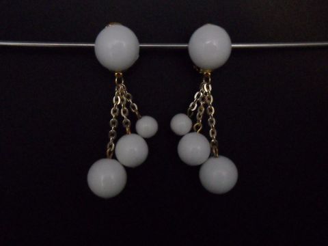 Ohrclip in Sommerweiß mit zeitlosem Design, goldfarbene Ketten und Kunstharzperlen. Hersteller ist Juwelier Harnisch, ideal für elegante Anlässe.