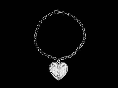 Silber Armband mit Medaillon in Herzform mit Flügeln, weiß lackiert, ohne Stein, Zirkonia, Hersteller Juwelier Harnisch.