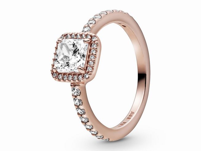 Ein eleganter Ring aus roségold vergoldetem Material, besetzt mit einem klaren Zirkonia in quadratischer Form und zahlreichen kleinen Zirkonias, Größe 58.