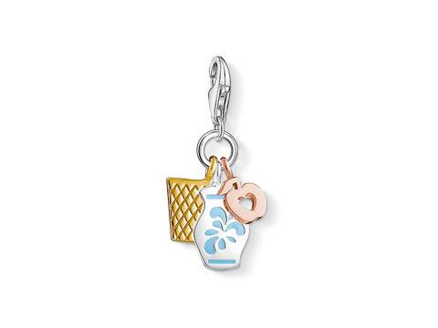 Charm von Thomas Sabo mit einem Frankfurter Bembel, vergoldet in Gelbgold und Roségold, sowie blauem Emaille, Teil der Ländercharms-Kollektion.