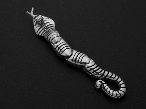 Silber Anhänger in Form einer beweglichen Schlange, tierisch gestaltet, hergestellt von Juwelier Harnisch, ideal für Tierfreund.