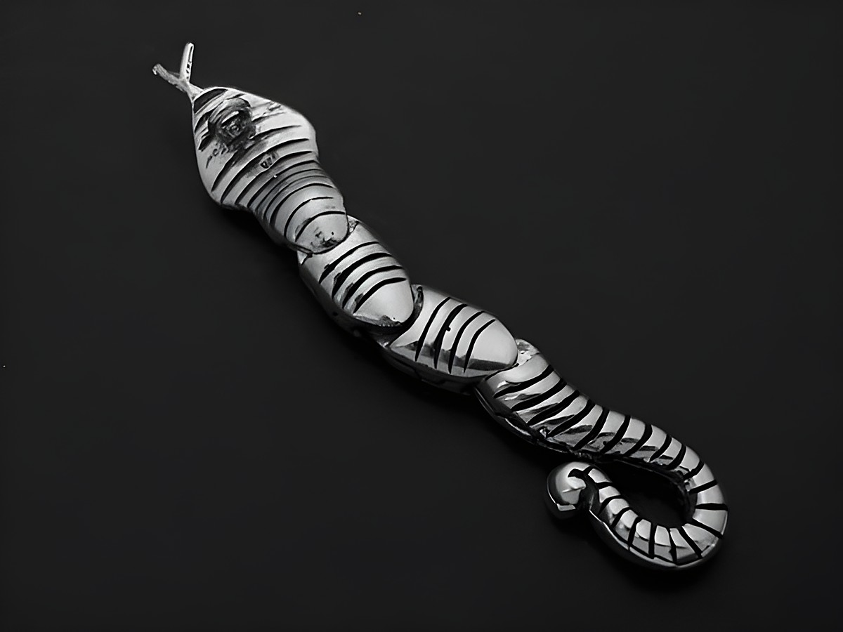 Silber Anhänger in Form einer beweglichen Schlange, tierisch gestaltet, hergestellt von Juwelier Harnisch, ideal für Tierfreund. – Ansicht 2