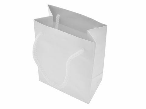 Weiße Papier-Tüte 10 x 7 cm von Juwelier Harnisch, ideal als Geschenkbox für besondere Anlässe. Elegant und schlicht, perfekt zum Verpacken von Schmuck oder kleinen Geschenken.