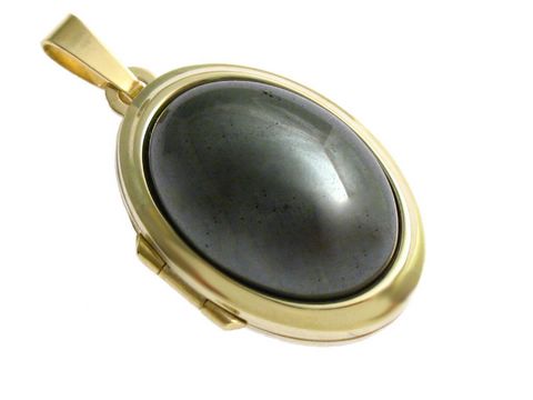 Hämatit Cabochon in ovaler Form, eingefasst in einem Medaillon aus Gold 750, hergestellt von Juwelier Harnisch, glänzend und elegant gestaltet.