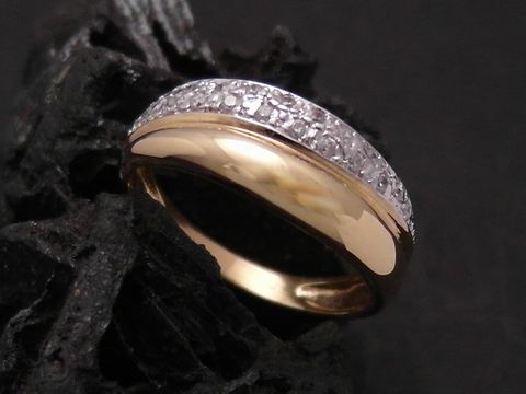 Gold Ring lieblich Gold 750 bicolor Zirkonia Goldring Gr. 57 Hersteller Juwelier Harnisch bis Gr. 58 18,5, elegante Form mit einer glitzernden Zirkonia Oberfläche.