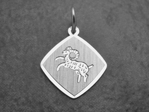 Sterling Silber rhodiniertes Anhänger für das Sternzeichen Widder, dargestellt durch einen laufenden Widder auf rechteckigem, strukturiertem Hintergrund, hergestellt von Juwelier Harnisch.