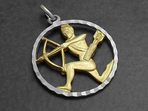 Schütze 925 Sterling Silber Sternzeichen mit Vergoldung, zeigt eine Figur, die mit einem Bogen zielt, umgeben von einem runden Rahmen, Hersteller Juwelier Harnisch.