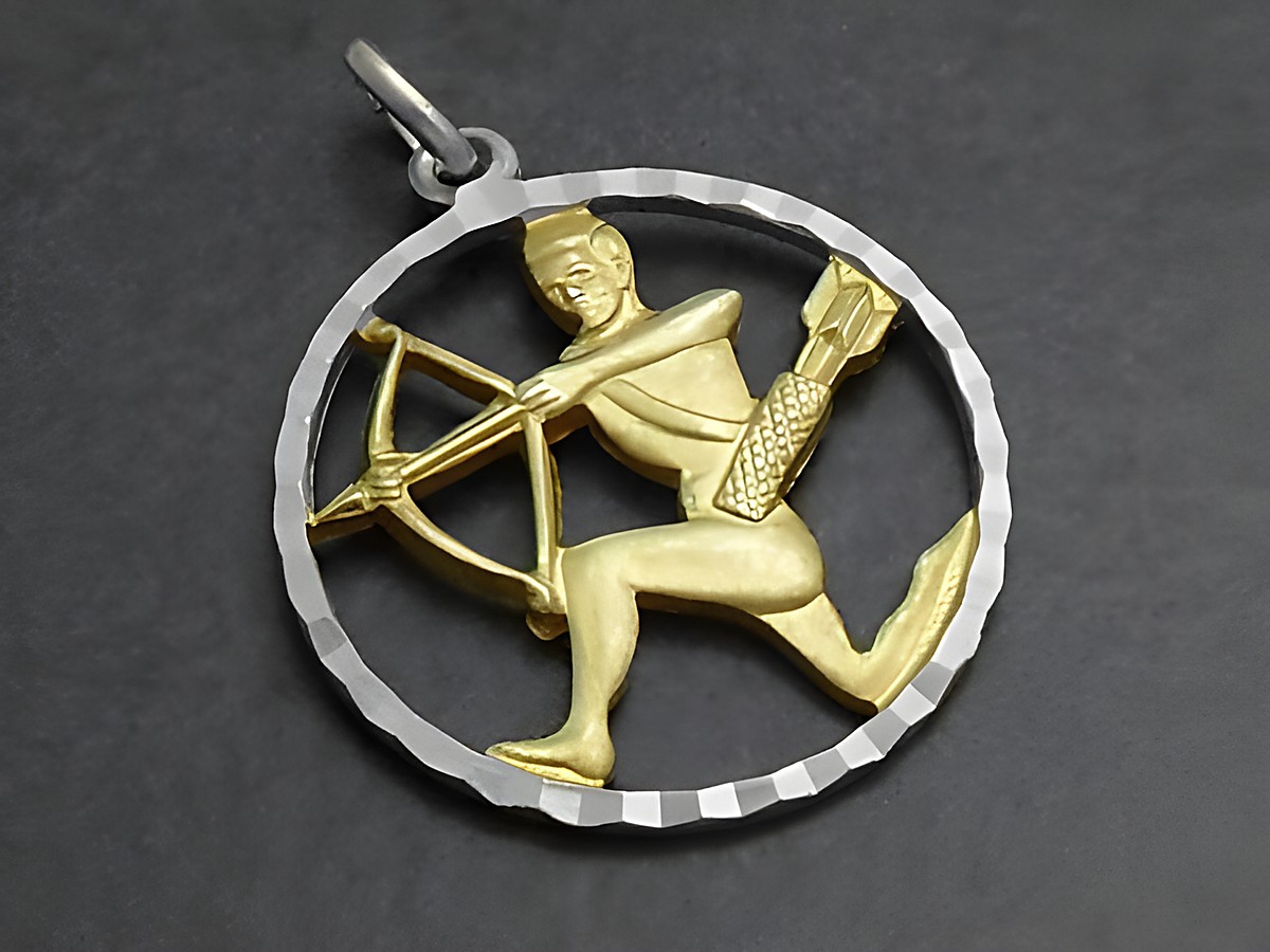 Schütze 925 Sterling Silber Sternzeichen mit Vergoldung, zeigt eine Figur, die mit einem Bogen zielt, umgeben von einem runden Rahmen, Hersteller Juwelier Harnisch.