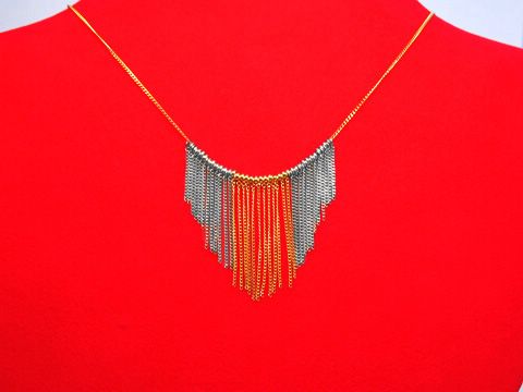 Collier Goldkette 333 Mittelteil in bicolor, 39 cm lang, Hersteller Juwelier Harnisch, zeigt ein elegantes, gehängtes Design mit einer Kombination aus gold- und silberfarbigen Elementen.