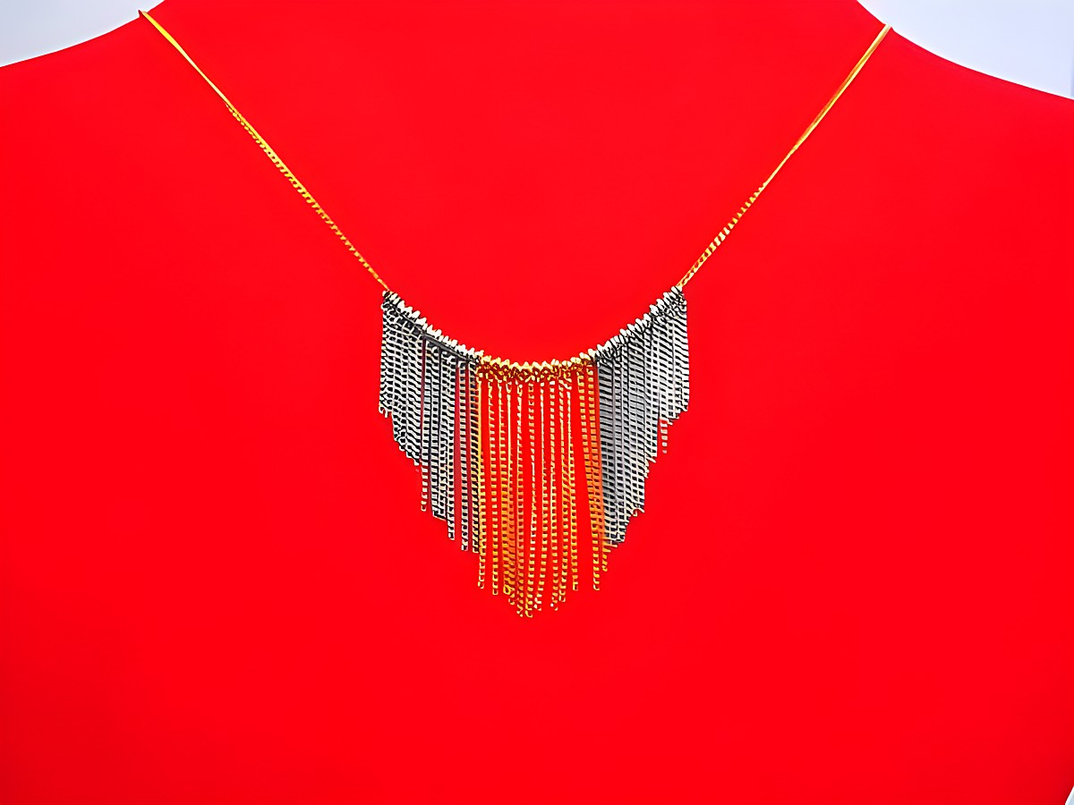 Collier Goldkette 333 Mittelteil in bicolor, 39 cm lang, Hersteller Juwelier Harnisch, zeigt ein elegantes, gehängtes Design mit einer Kombination aus gold- und silberfarbigen Elementen.