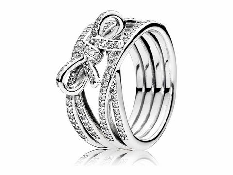 Zarter Silberring von Pandora mit Zirkonia, Größe 54, in elegantem Design mit raffinierten Schlaufen und funkelnden Details, ideal für besondere Anlässe.