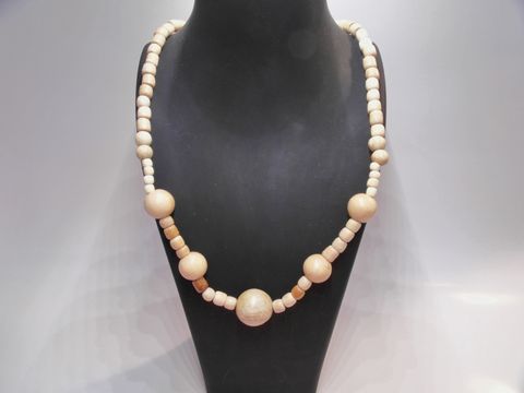 Holzkette mit Kugeln aus 20 mm naturbraunem Holz, 60 cm lang, von Juwelier Harnisch, stilvolles Schmuckstück für jeden Anlass.