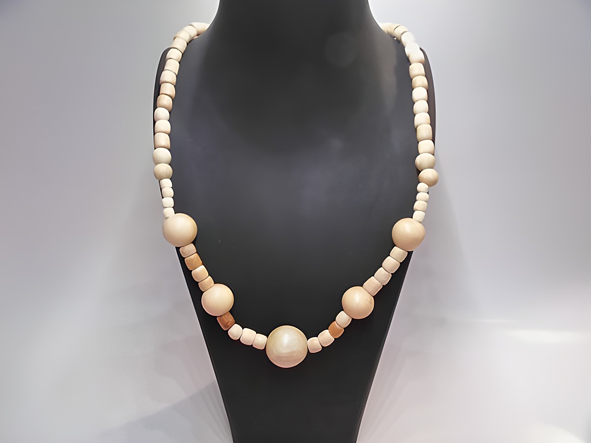 Holzkette mit Kugeln aus 20 mm naturbraunem Holz, 60 cm lang, von Juwelier Harnisch, stilvolles Schmuckstück für jeden Anlass.