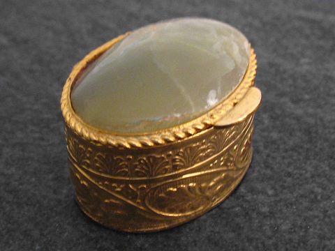 Multifunktionale Dose mit ovalem grünen Achatstein von Juwelier Harnisch, kunstvoll verziert und schickes Design, ideal als Schmuckstück oder für kleine Aufbewahrungen.