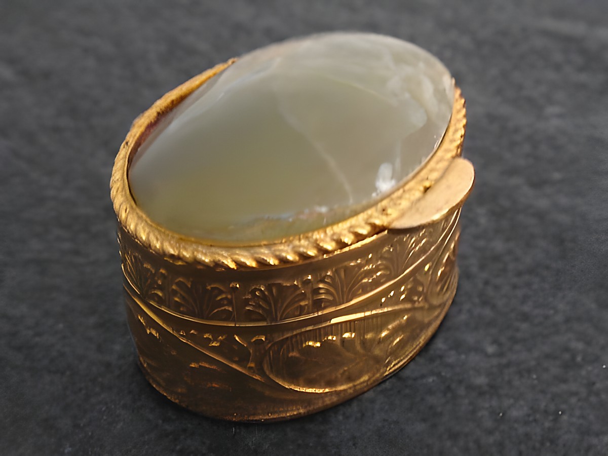 Multifunktionale Dose mit ovalem grünen Achatstein von Juwelier Harnisch, kunstvoll verziert und schickes Design, ideal als Schmuckstück oder für kleine Aufbewahrungen.