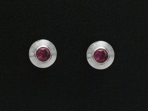 Weißgold Ohrstecker timeless mit Rubin von Juwelier Harnisch, elegante Ohrringe mit edlem Design und strahlendem Farbkontrast, ideal für besondere Anlässe.