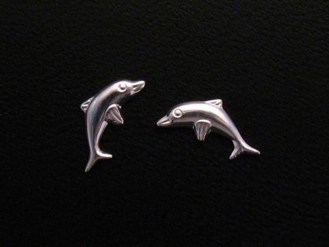 Ohrringe Delfin in Sterling Silber, süß gestaltet, geeignet für Kinder, hergestellt von Juwelier Harnisch, mit liebevollem Delfinmotiv.