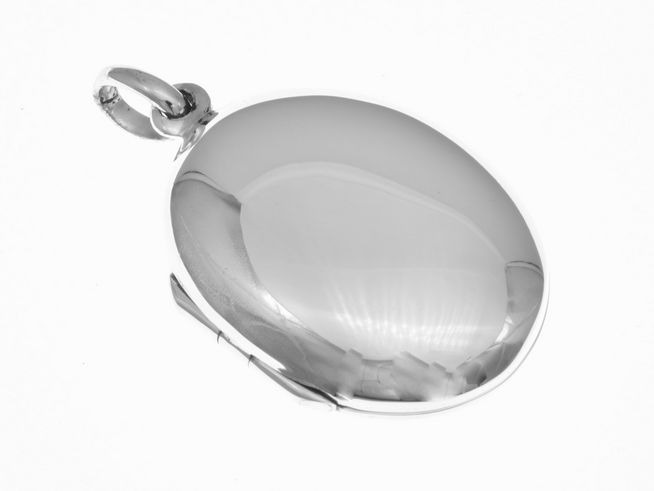 Medaillon oval aus Sterling Silber, poliert und elegant, hergestellt von Juwelier Harnisch. Ideal als Schmuckstück für besondere Anlässe.