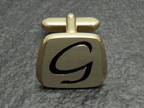 Vergoldete Manschettenknöpfe mit der Initiale G, hergestellt von Juwelier Harnisch, elegant und stilvoll, ideal für formelle Anlässe.