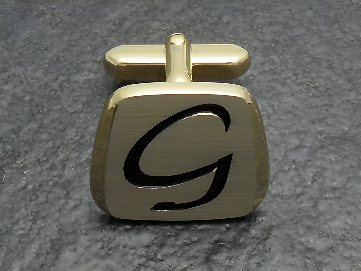 Vergoldete Manschettenknöpfe mit der Initiale G, hergestellt von Juwelier Harnisch, elegant und stilvoll, ideal für formelle Anlässe.