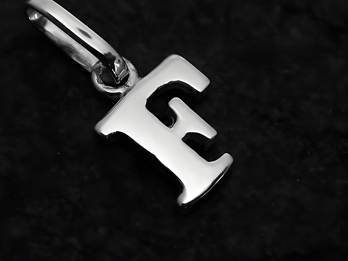 Buchstabenanhänger F aus 925 Sterling Silber, hergestellt von Juwelier Harnisch, glänzende Oberfläche, ideal für persönliche Anhänger oder Schmuckstücke.