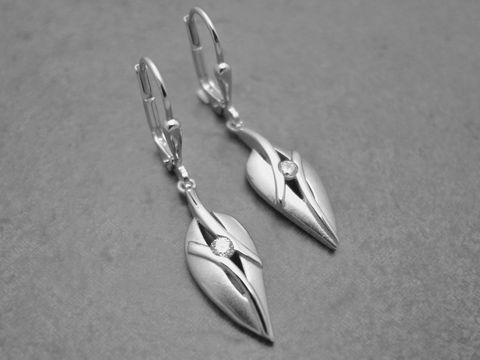 Ohrringe in Form eines Laubblatts aus rhodiniertem Sterling Silber, verziert mit einem weißen Zirkonia Stein, hergestellt von Juwelier Harnisch, elegante Ohrhänger.