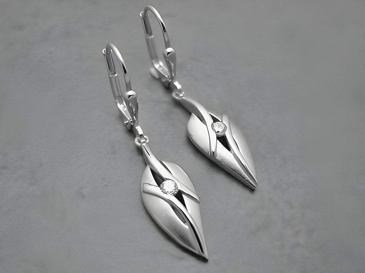 Ohrringe in Form eines Laubblatts aus rhodiniertem Sterling Silber, verziert mit einem weißen Zirkonia Stein, hergestellt von Juwelier Harnisch, elegante Ohrhänger.
