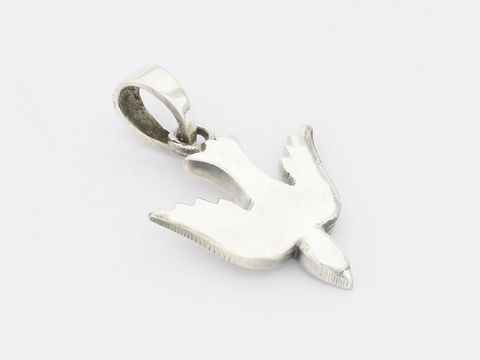 Ein Anhänger in Form einer Schwalbe aus hochwertigem Sterling Silber, symbolisch für Freiheit, hergestellt von Juwelier Harnisch, ideal für Liebhaber von Tiermotiven.