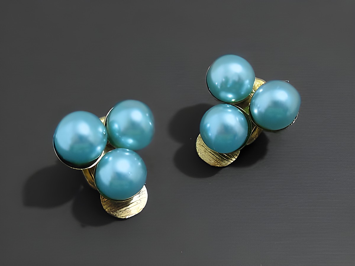 Eleganter Modeschmuck Ohrclip in hellblau mit Zuchtperlenimitation, hergestellt von Juwelier Harnisch, ideal für festliche Anlässe.