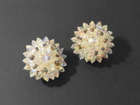 Pompöse Strass Ohrclips in Weißschimmer mit goldfarbenen Akzenten, hergestellt von Juwelier Harnisch, ideal für elegante Anlässe.