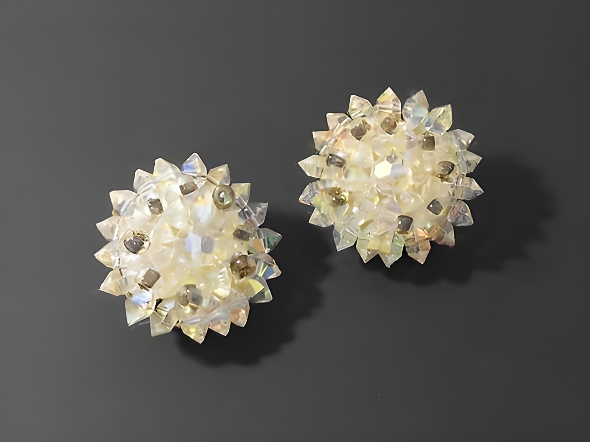 Pompöse Strass Ohrclips in Weißschimmer mit goldfarbenen Akzenten, hergestellt von Juwelier Harnisch, ideal für elegante Anlässe.