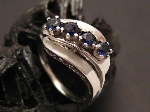 Weißgoldring kunstvoll, Weißgold 333 mit synthetischen Saphiren, Größe 54, Hersteller Juwelier Harnisch, elegant geschwungenes Design mit funkelnden Steinen.