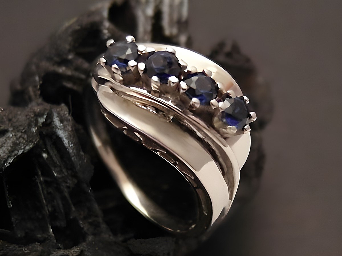 Weißgoldring kunstvoll, Weißgold 333 mit synthetischen Saphiren, Größe 54, Hersteller Juwelier Harnisch, elegant geschwungenes Design mit funkelnden Steinen.